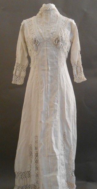  Robe du début du XXème siècle en lin blanc avec dentelles du Puys et broderies Valenciennes...