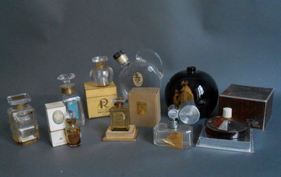 Flacons de parfum, lot comprenant: 

-GODET,...