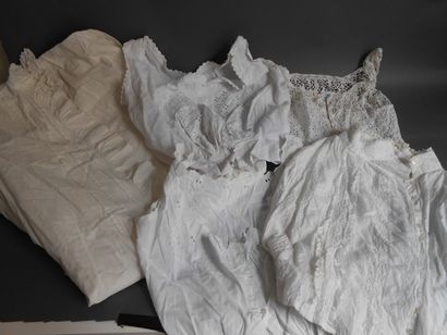 null Lot de vêtements femme XIX°:

Chemise de nuit,

5 corsages ou cache-corsets,

Jupon...