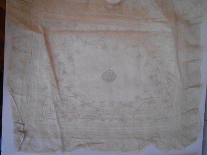  Un drap en linon, broderies grille et Valenciennes, chiffre,( long 2m60), 
2 taies...