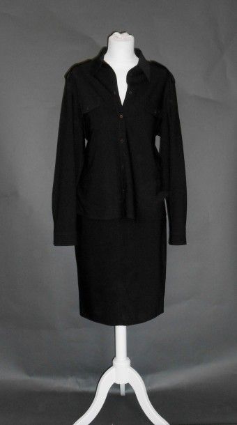 GIVENCHY boutique Tailleur jupe noir

(T 42)

On y joint: 

CERRUTI 1881: yailleur...