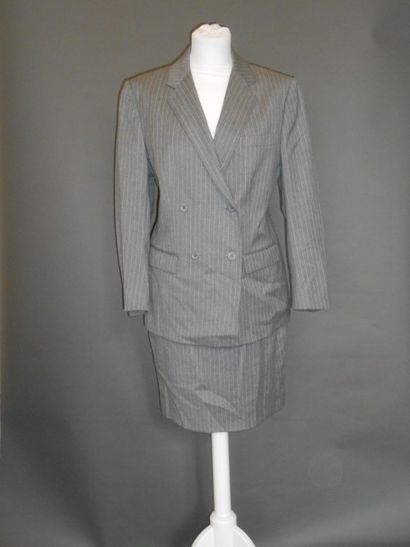 BURBERRYS' Deux tailleurs gris dont un trois pièces jupe-pantalon et un jupe à rayures...