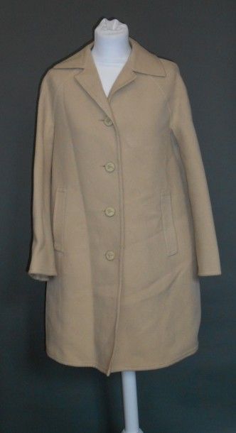 BURBERRYS' -Manteau en lainage crème,

-Veste en lainage gris (taille 44).