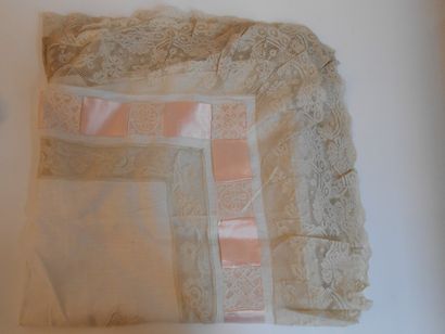 Un drap en linon, broderies et Valenciennes, ruban, chiffre, (long 2m40), 
1 grande...