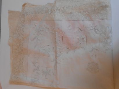 null Un drap en fil, broderies grille et Point de Paris, ruban, chiffre, (long 2m40),...