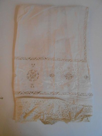 null Un drap en fil, broderies, incrustations de Venise et dentelle aux fuseaux,...