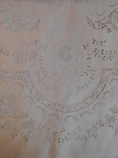 null Une nappe, broderies et incrustations de Venise, chiffre, (6m30 x 2m), 

26...