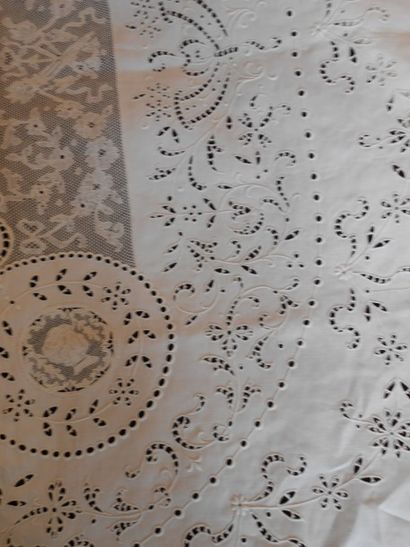 null Une nappe d'apparat ovale, broderies, Point de Paris et incrustations de Venise...