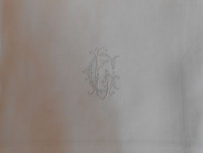 null Une nappe ovale broderies, Venise, chiffre (3m20 x 2m10),

26 serviettes.