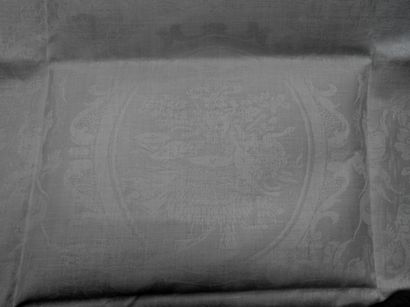 null Douze grandes serviettes damassée blanc à décor d'un médaillon central aux attributs...