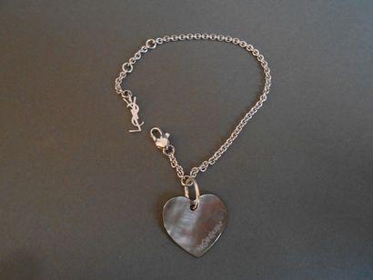 Yves Saint LAURENT Bracelet chaînette en argent retenant un coeur en nacre.

poids...