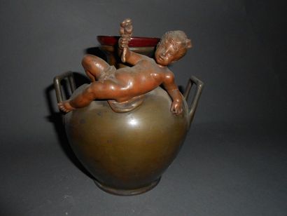 null Vase à anses à décor d'enfant tenant un flambeau, en bronze à deux patines,...