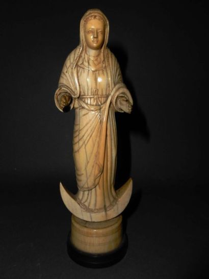 null Statuette en ivoire de la Vierge sur le croissant de lune, 

Goa, XVIII° siècle.

H...