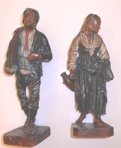 null Paire de santons napolitains représentant un homme et une femme en bois et carton...