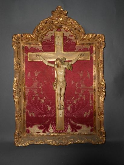 null Crucifix dans un cadre en bois doré sur fond de velours rouge, XIX° siècle.

61...
