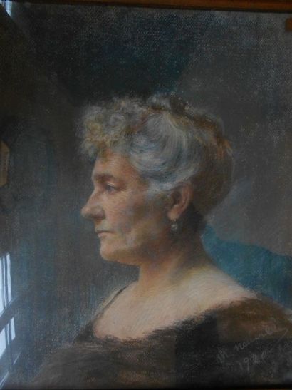 Madeleine NEUVILLE 

"Portrait de femme de profil"

Pastel, signé en bas àdroite,...