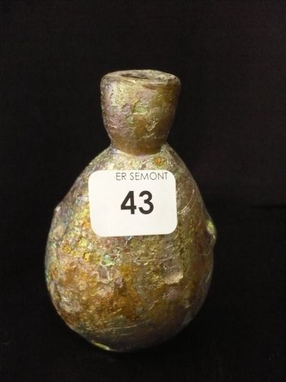 null - Flacon en verre épais, panse ovoïde, col court IIe-IIe siècle. H : 8,7 cm...