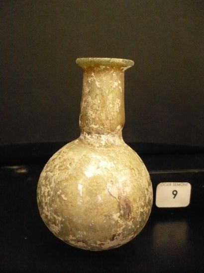 null - Balsamaire à panse ronde, col tubulaire évasé. IIe-IIe siècle. H : 9 cm.