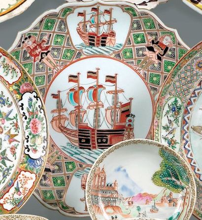 null JAPON Petit plat en porcelaine à bordure contournée décoré en polychromie dans...