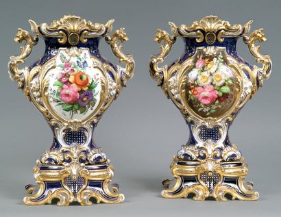null PARIS Paire de grands vases en porcelaine à fond bleu avec rehauts d'or et réserves...