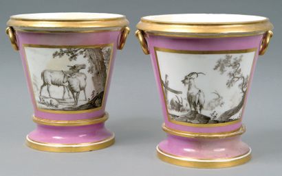 null PARIS Deux cache-pots en porcelaine lilas à réserves d'animaux en grisaille...