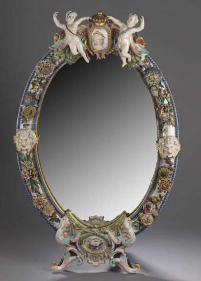 SAXE Miroir ovale en porcelaine polychrome à décor en relief de fleurs au naturel,...