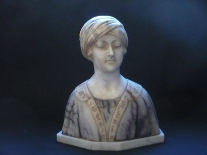 FARLI ? (vers 1900) Femme au turban Marbre sculpté. 28 x 25 cm
