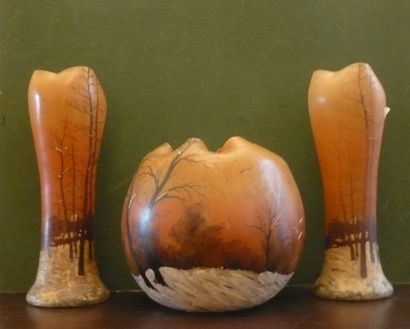  Garniture composée d'un vase boule et de deux vases en verre translucide à décor...