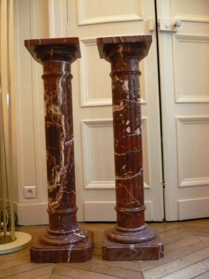  Paire de colonnes en marbre griotte de Belgique à fût cannelé. Hauteur 109 cm