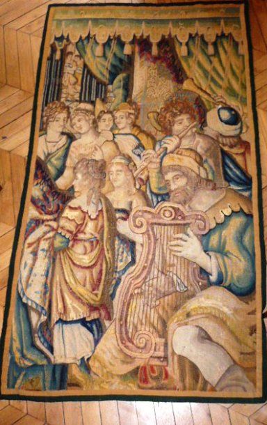  Fragment de tapisserie en laine et soie. Le roi David jouant de la lyre. Flandres,...