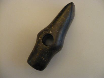  Belle hache marteau Pierre noire. Intacte. France, Chalcolithique L. 11,5 cm