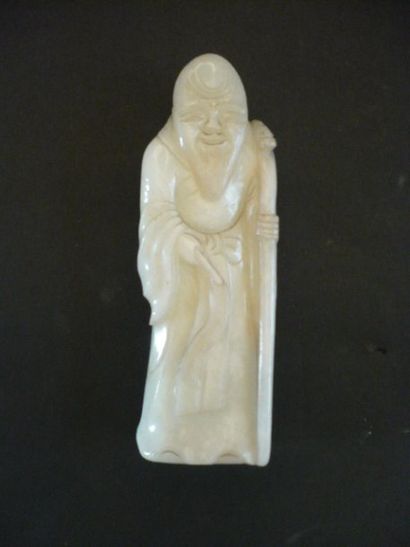 Statuette de sage debout en jade blanc, tenant...