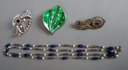 null Lot de bijoux fantaisies composé de 

-Deux broches en argent (925°/00) l'une...