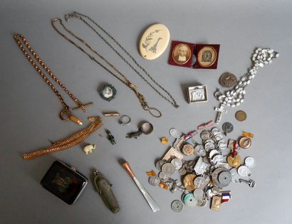 null -Lot de bijoux en métal : collier, chaîne de montre, bague pierre bleue, broche...