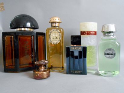 null Lot de flacons de parfums d'exposition

(H : 27, 24 cm...)