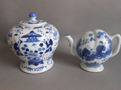 null CHINE XIX° siècle :

-Théière surprise en forme de pêchede longévité en porcelaine...