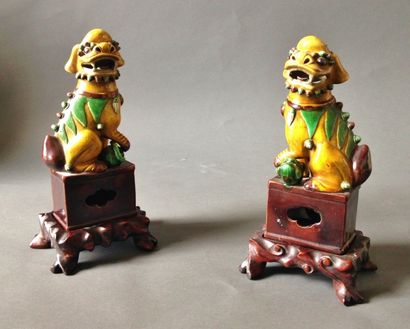 null Deux chimères en gré emaillé arlequin,

Chine, XIXème siècle.