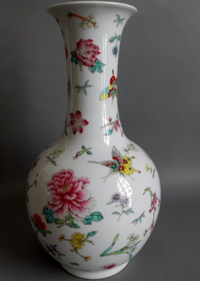 null CHINE : Vase en porcelaine à décor de fleurs et de papillons sur fond blanc.

(H...