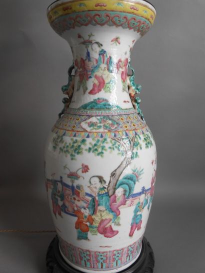 null CHINE, XIX° siècle

Vase balustre en porcelaine à décor en émaux polychromes...
