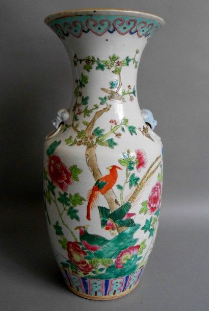 null CHINE :

-Grand vase à décor de fleurs et oiseaux (h : 43,5 cm)

-Grand plat...