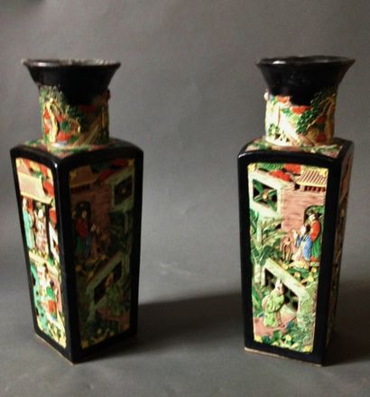null Paire de vases quadrangulaires en porcelaine à décor de personnages dans un...