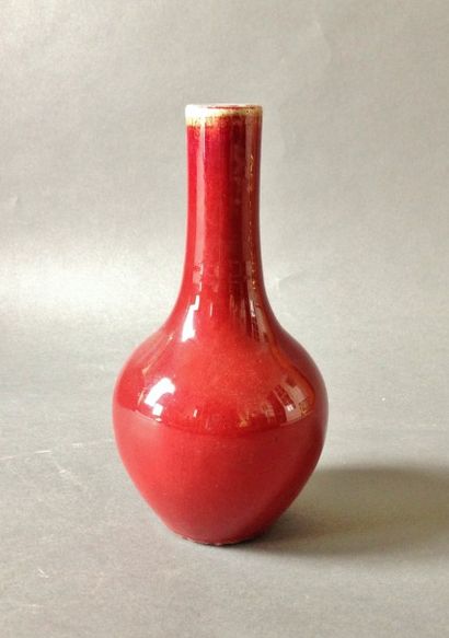 null Vase bouteille en porcelaine émaillée sang de boeuf.

Chine, XIXème siècle.

H...