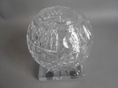 null CRISTAL DE BOHEME

Vase à corps sphérique sur socle carré en cristal blanc à...