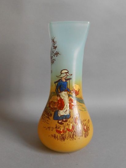 null LEGRAS (1839 - 1916)

Vase à décor d'une paysanne, 

Signé LEG.

(H : 27,5 ...
