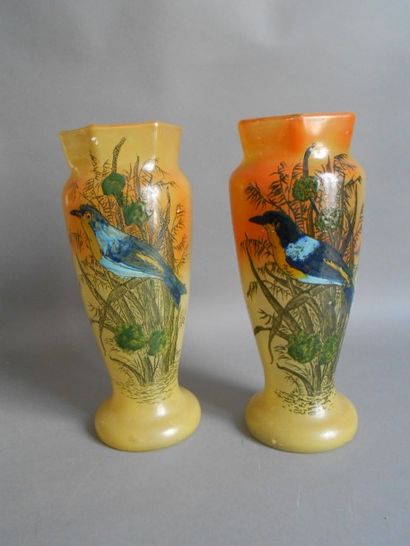 null LEGRAS (1839 - 1916)

Paire de vases "aux oiseaux"

Signés LEG. (H :29 cm)