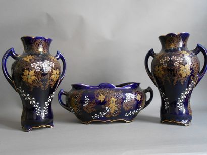 null Paire de vases et jardinère en porcelaine bleu de Sèvres.

Epoque Napoléon III

(H...