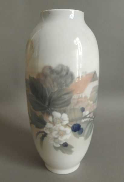 null COPENHAGUE : vase balustre en porcelane à décor de mûrier et paysage.

Cachet....
