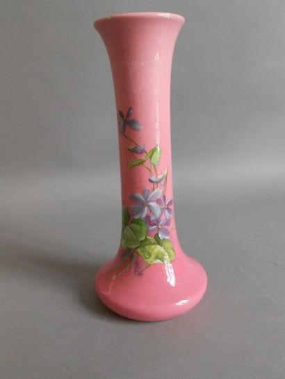 null Delphin MASSIER (1836-1907) - VALLAURIS

Vase en céramique à corps tubulaire...