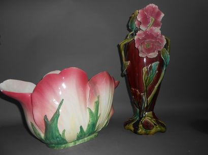 null Delphin MASSIER (1836-1907)

Jadinière en céramique à corps d'une rose ouverte...