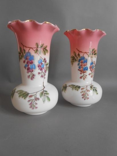 null Paire de vases en opaline blanche et rose à décor de branches fleuries.

H :...